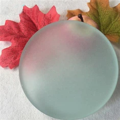 Peskano motno steklo